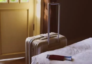Valise dans le couloir d’un hôtel.